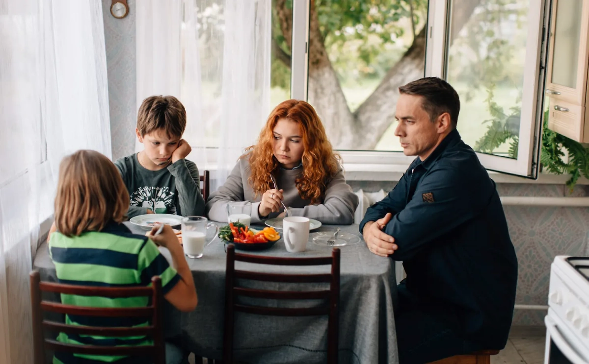 Фото © Кадр из фильма «Требуется мама в семью с тремя детьми». Режиссёр Дмитрий Сорокин, сценарист Юлия Мацук / Kino-teatr.ru