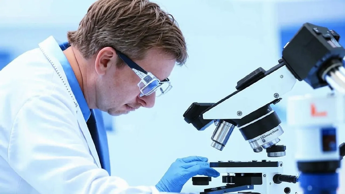 Учёный. Обложка © Life.ru / Kandinsky 3.1