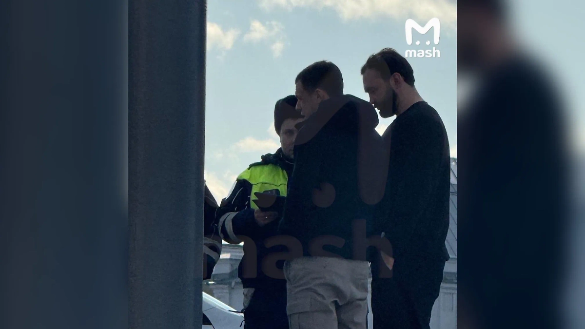 Рэпера Macan остановили сотрудники ГАИ в центре Москвы. Фото © Telegram / Mash