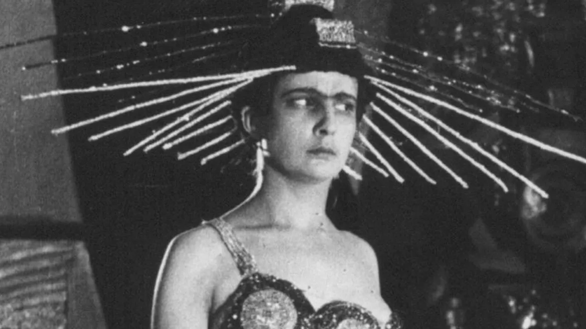 Архетип Родины-матери можно найти в таких картинах, как экспортная «Аэлита» 1924 года и «Убитая жизнью» 1926 года для домашнего проката. Фото © Кадр из фильма «Аэлита», режиссёр Яков Протазанов, сценаристы Алексей Файко, Федор Оцеп, Алексей Толстой / Kinopoisk