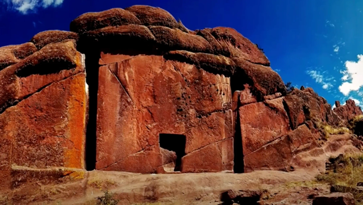 Учёные спорят о предназначении загадочной «двери» в перуанской скале. Обложка © Youtube / За гранью возможного