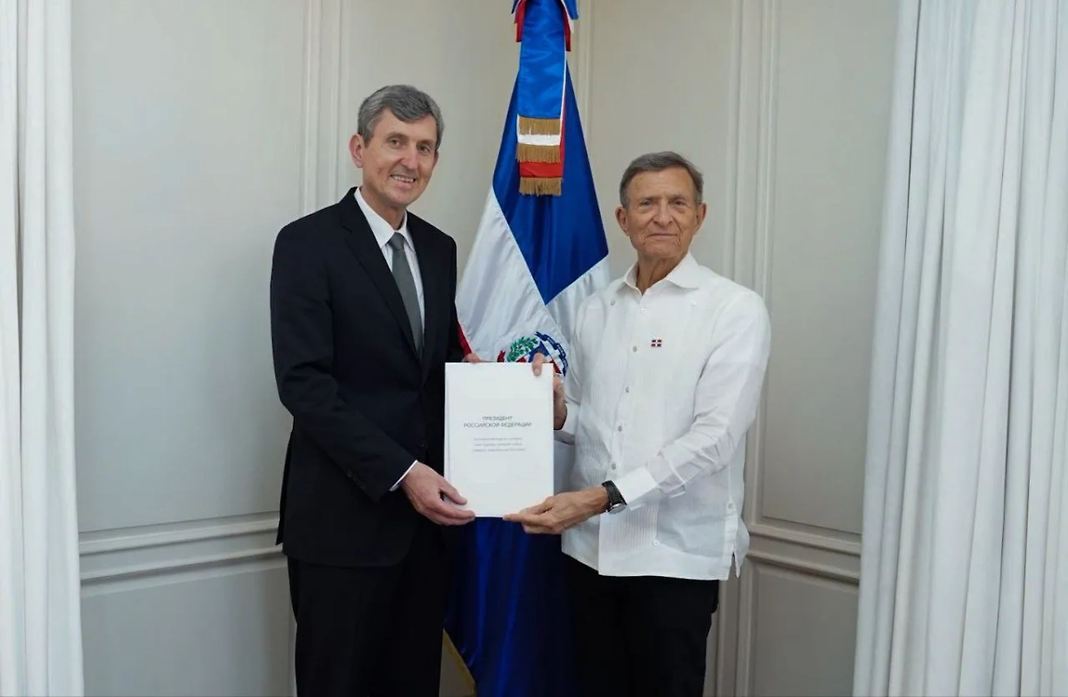 Российский посол Алексей Середин (слева) вручает копии верительных грамот главе МИД Доминиканы Роберто Альваресу. Обложка © Telegram / Посольство России в Доминиканской Республике