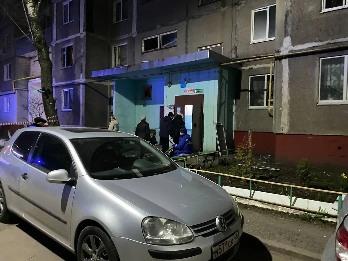 Жильцы дома. Фото © Telegram / Курская область 