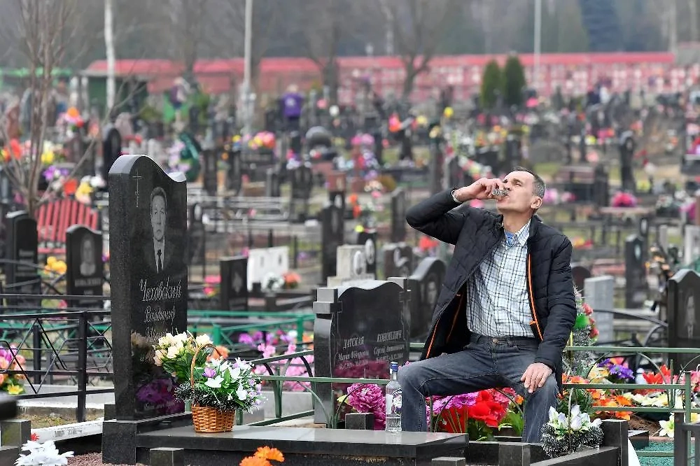 Как посетить могилы на Радоницу 2025 и не нарушить церковные традиции. Фото © ТАСС / Виктор Драчев