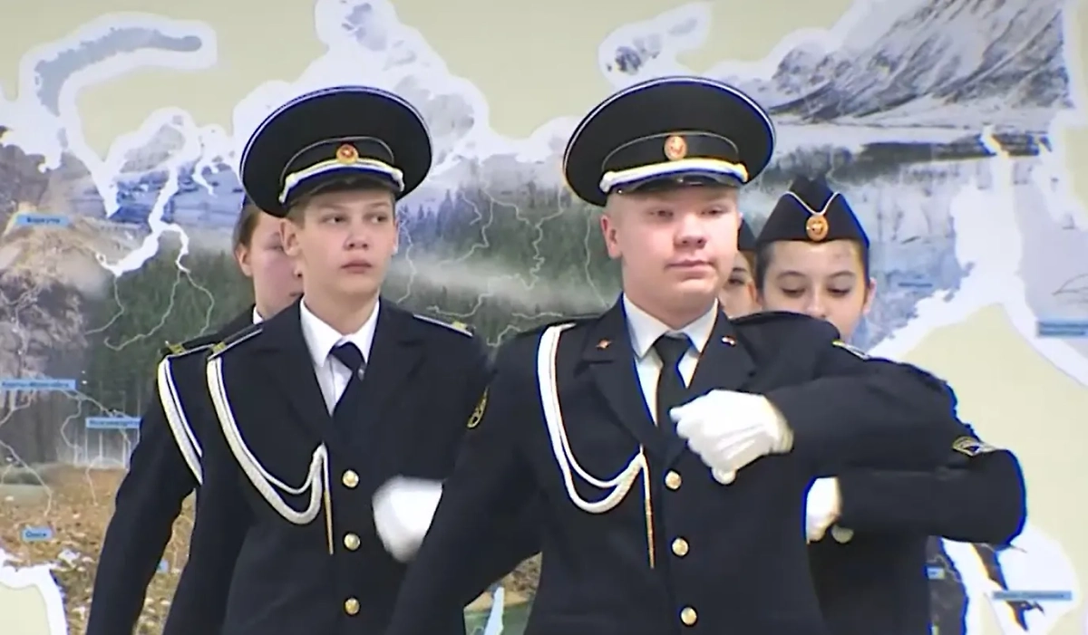 В Петербурге провели смотр молодёжных почётных караулов. Обложка © Телеканал «Санкт-Петербург»