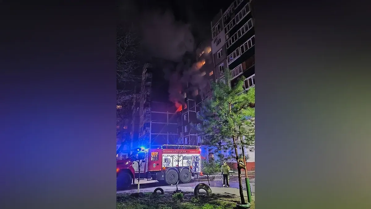 Пожар в многоэтажке в Курске после атаки ВСУ. Фото © Telegram / Курская область 