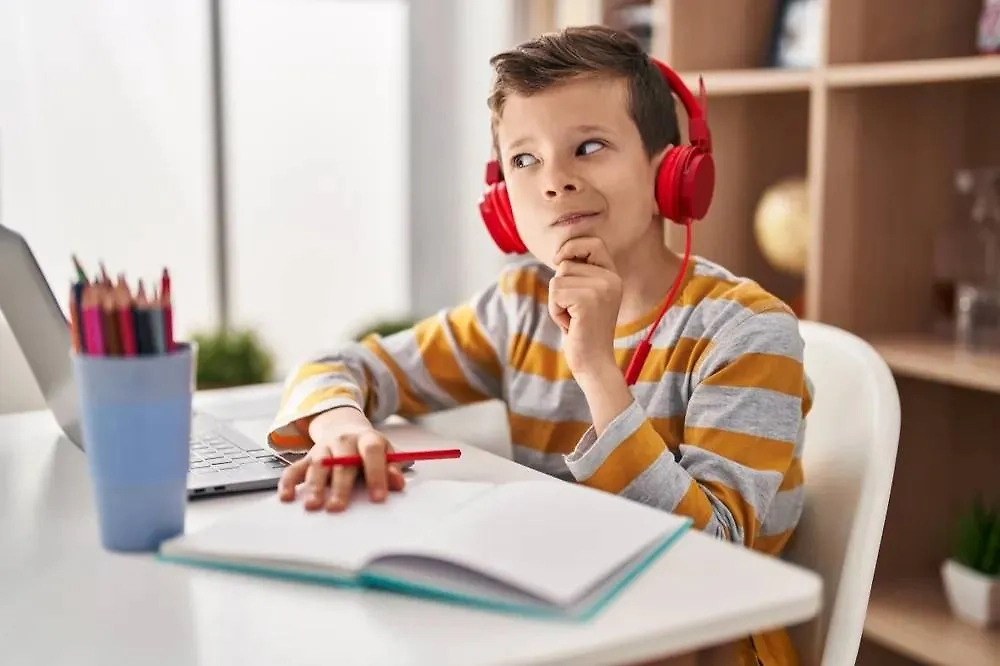 Ученик делает домашнее задание. Обложка © Shutterstock / FOTODOM / KATTY 