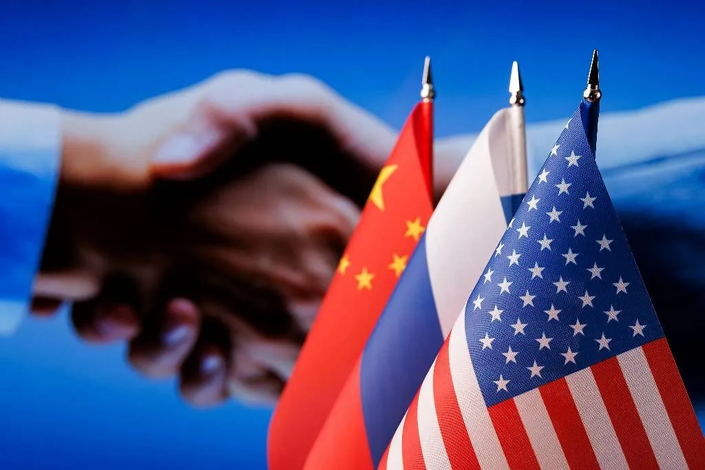 Флаги КНР, РФ и США. Фото © ТАСС / «Бизнес Online» / Сергей Елагин
