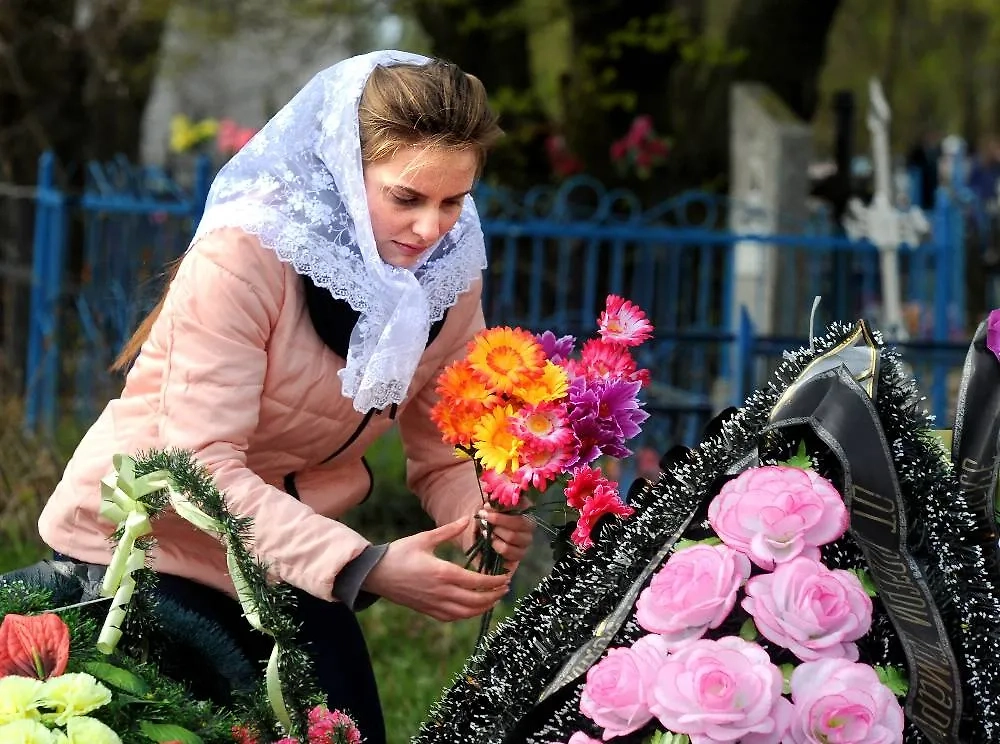Радоница 29 апреля 2025: традиции поминовения, а также что нельзя делать на кладбище. Фото © ТАСС / Виктор Драчев