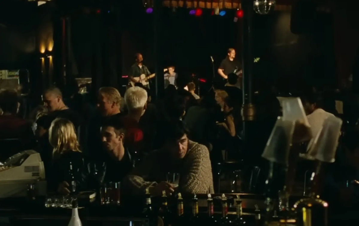 Эмо-группа воспела в своих песнях город, где Барнетты оставили свою приёмную дочь одну в не оборудованной для человека с инвалидностью квартире. Фото © Кадр из фильма «Брат-2». Режиссёр Алексей Балабанов, сценарий Алексей Балабанов / Kinopoisk