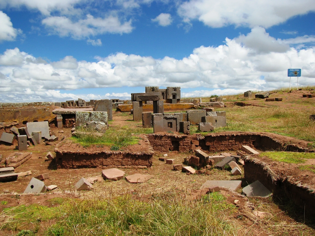 Мегалитический ритуальный комплекс Пума-Пунку (Врата Пумы).Фото © Wikipedia / Brattarb