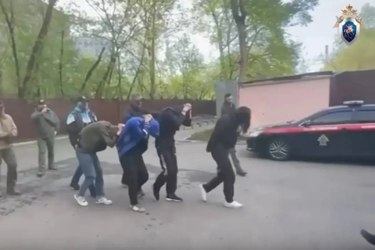 Поджигатели вертолёта на аэродроме Остафьево. Обложка © Западное межрегиональное следственное управление на транспорте СК РФ