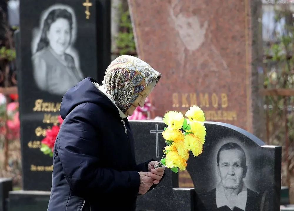 Радоница 2025: когда посещать кладбище и почему это называют праздником. Обложка © ТАСС / ЕРА / TATYANA ZENKOVICH