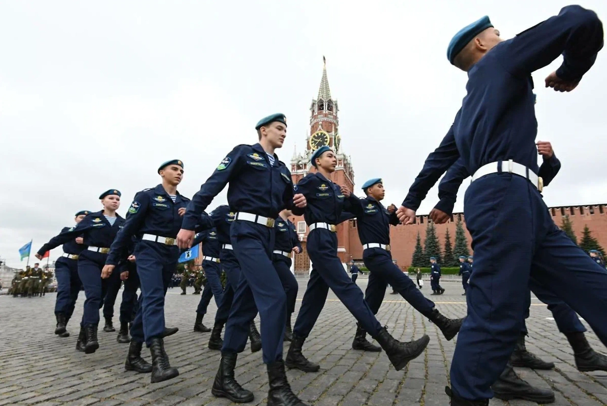 Парад. Обложка © Life.ru