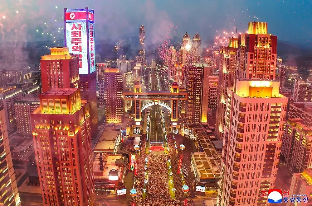 Ким Чен Ын на церемонии открытия квартала с небоскрёбами в Пхеньяне. Фото © ЦТАК