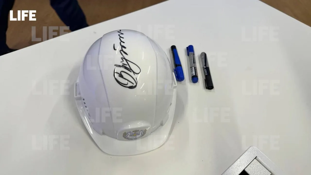 Автограф Путина на каске в МГТУ им. Н.Э. Баумана. Фото © Life.ru