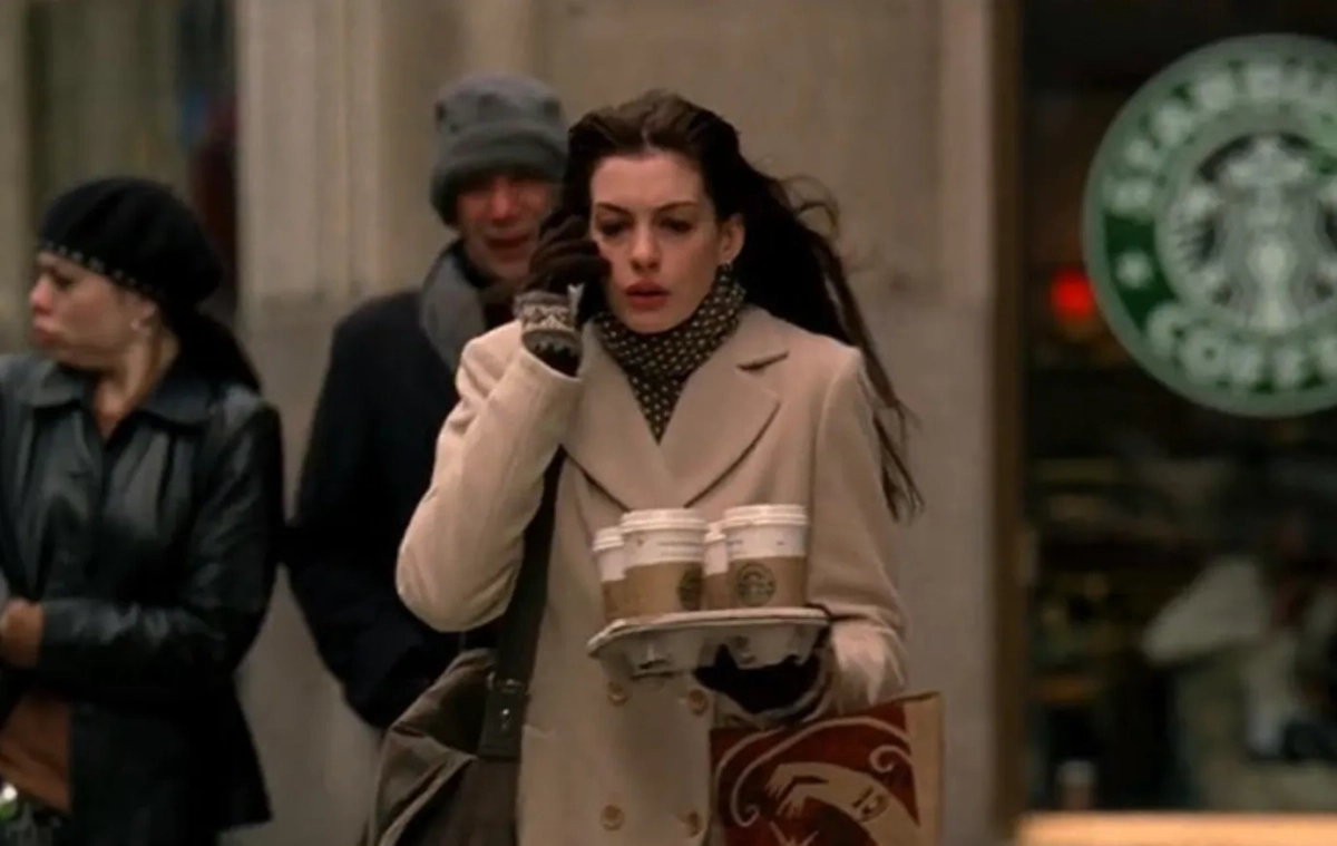 Кадр из фильма «Дьявол носит Prada» (2006), реж. Дэвид Фрэнкел, сцен. Алин Брош МакКенна © сайт «Кинопоиск»