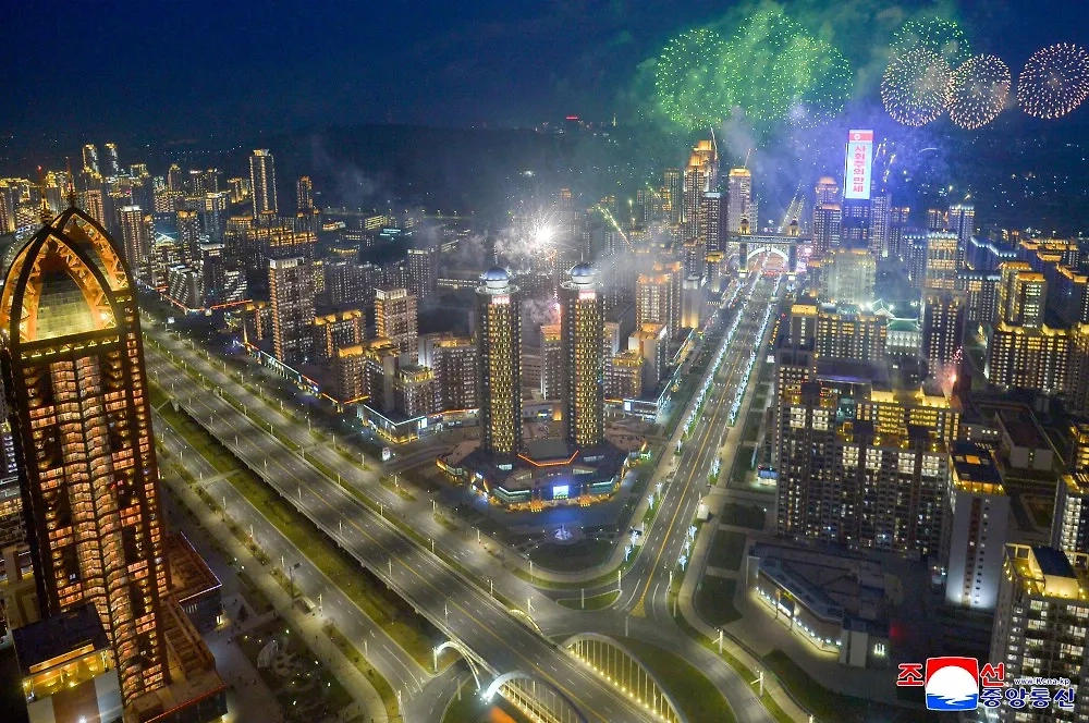 Ким Чен Ын на церемонии открытия квартала с небоскрёбами в Пхеньяне. Фото © ЦТАК