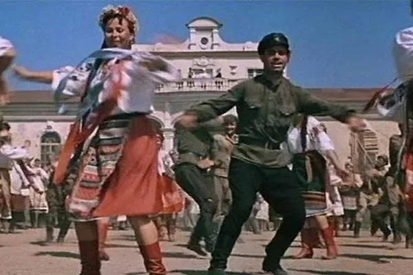 Танец на минуту, а запары на полтора месяца: примерно так снимали «Свадьбу в Малиновке». Фото © Кадр из фильма «Свадьба в Малиновке», режиссёр Андрей Тутышкин, сценаристы Борис Александров / Kinopoisk