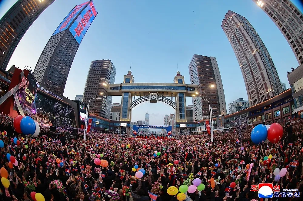 Ким Чен Ын на церемонии открытия квартала с небоскрёбами в Пхеньяне. Фото © ЦТАК