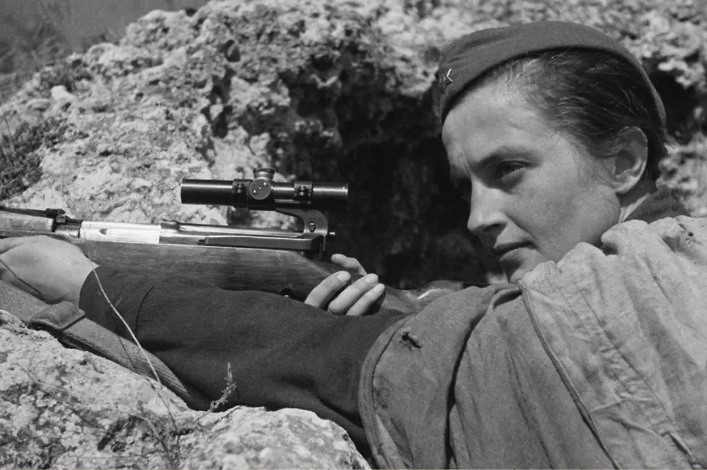 Женщина- снайпер в годы ВОВ. Обложка © ТАСС / Израиль Озерский