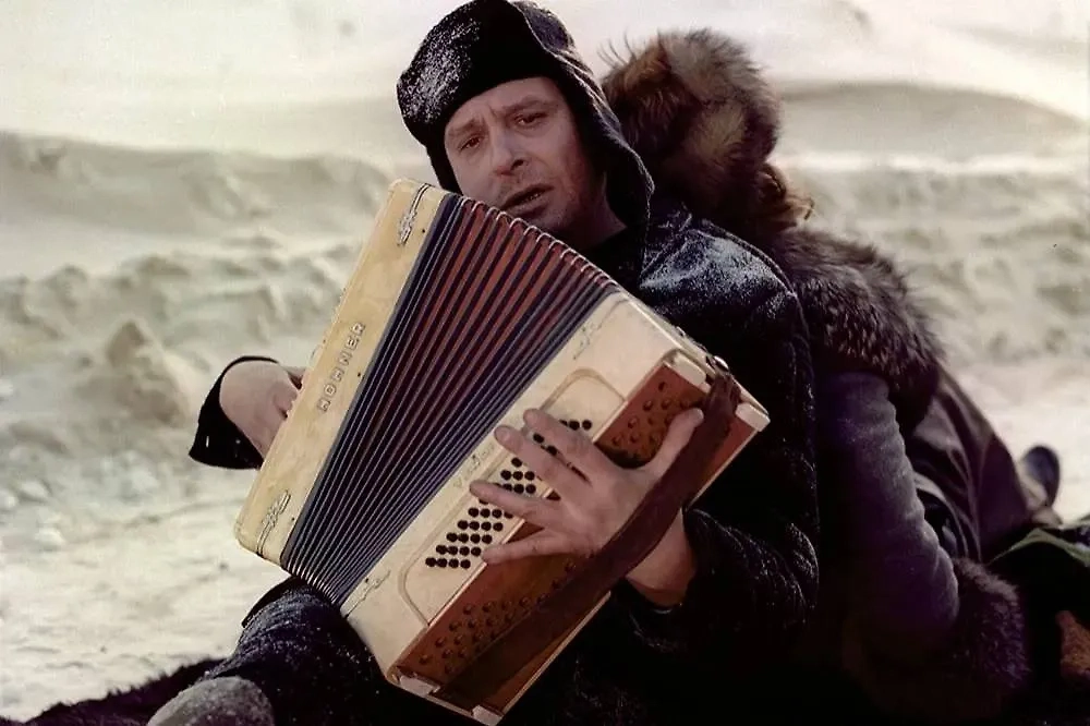 «Вокзал для двоих» снимали в лютый мороз минус 28 градусов. Фото © Кадр из фильма «Вокзал для двоих», режиссёр Эльдар Рязанов, сценарист Эмиль Брагинский / Kinopoisk