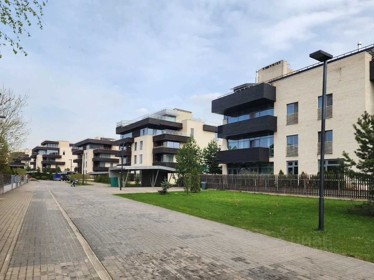 В посёлке Отрадное Красногорского района строят шикарные дома для людей с деньгами. Фото © cian.ru 