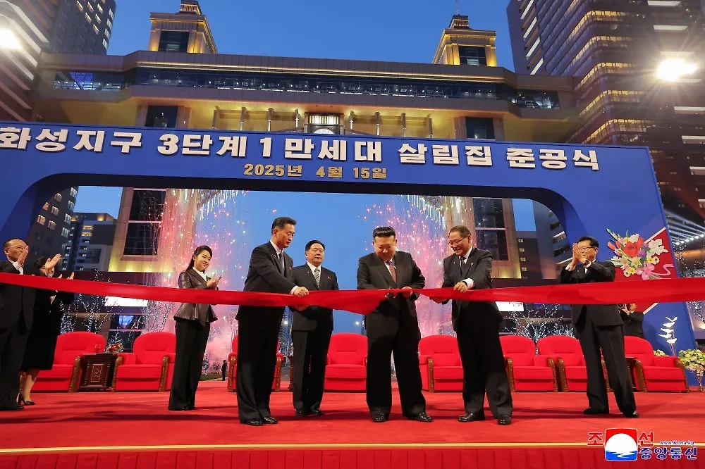 Ким Чен Ын на церемонии открытия квартала с небоскрёбами в Пхеньяне. Обложка © ЦТАК