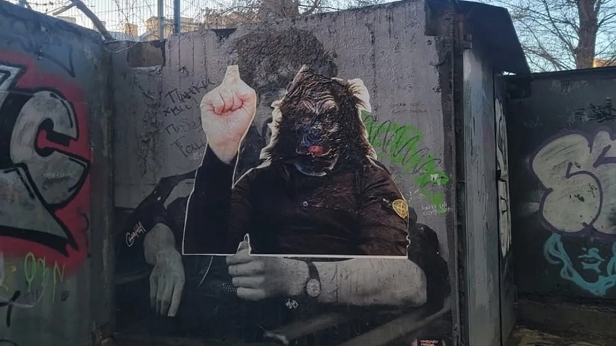 Фанаты Паши Техника заклеили мурал с изображением Виктора Цоя в Петербурге. Обложка © VK / Инцидент • ЧП ДТП • Санкт-Петербург • Питер