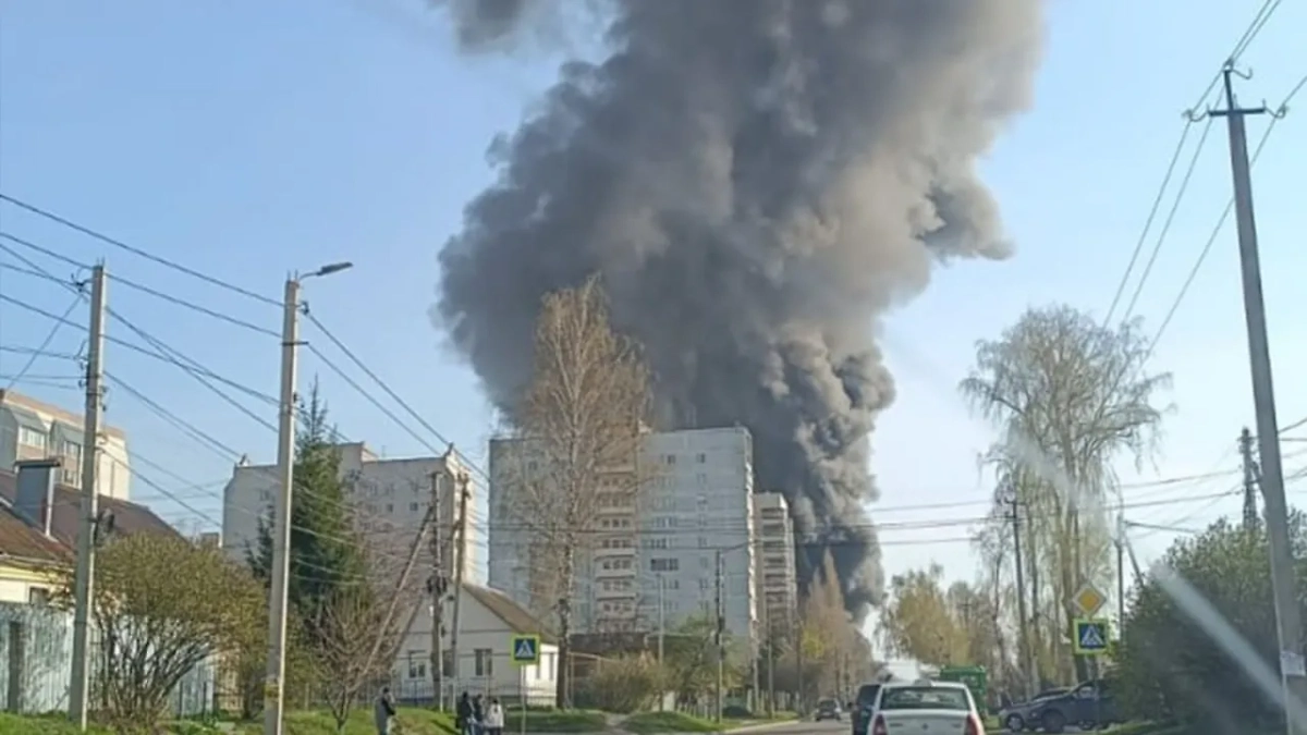 Крупный пожар возле Курского подшипникового завода. Обложка © SHOT