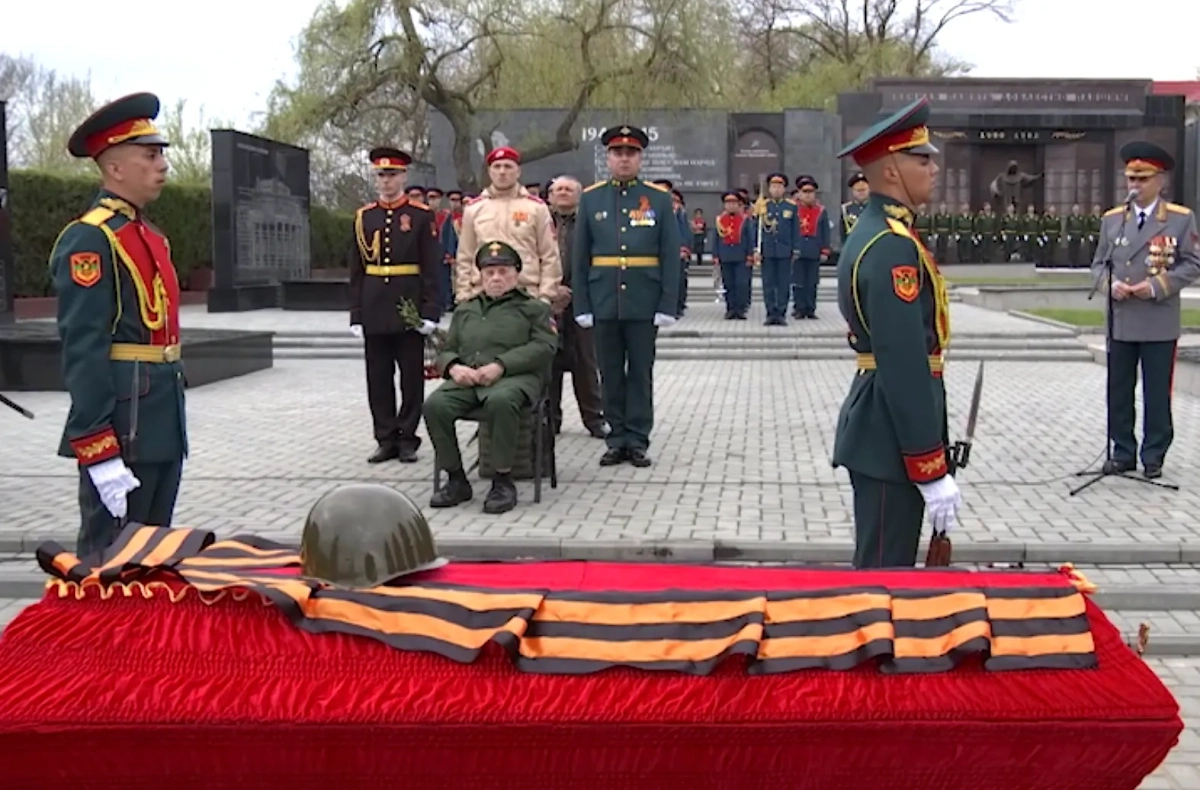 В Тирасполе перезахоронили останки неизвестного солдата. Обложка © Пресс-служба Вадима Красносельского