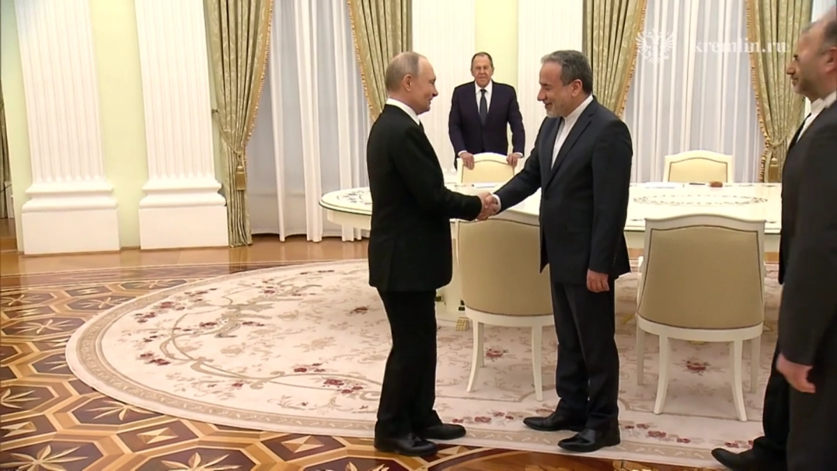 Встреча Владимира Путина и Аббаса Аракчи. Обложка © Telegram / Кремль. Новости
