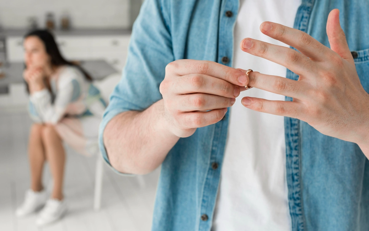 Демограф назвал причины разводов в России. Обложка © Freepik / freepik