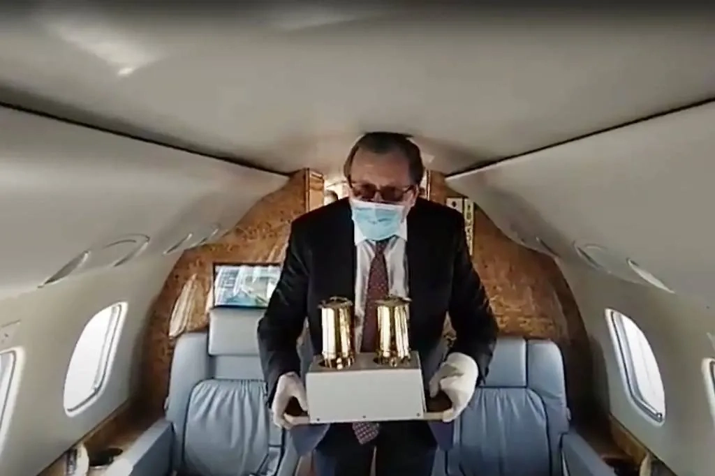 Благодатный огонь добирается до России, будто он — ВИП-персона. Фото © ТАСС / Александр Гатилин