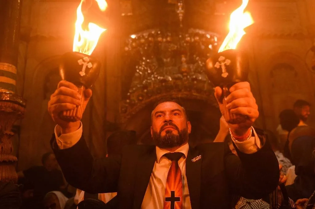 Благодатный огонь: сходит стабильно каждый год. Но почему? Обложка © ТАСС / Иван Батырев