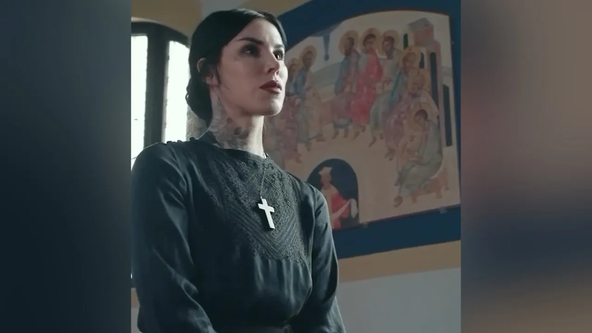 Кэт Вон Ди в православном храме. Обложка © Instagram (соцсеть запрещена в РФ; принадлежит корпорации Meta, которая признана в РФ экстремистской) / thekatvond
