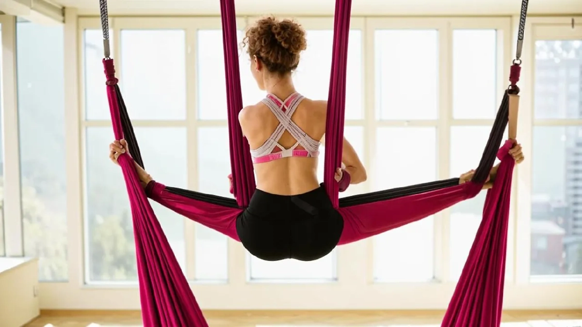 Девушка на гамаке. Обложка © Kandinsky 3.1 / Life.ru