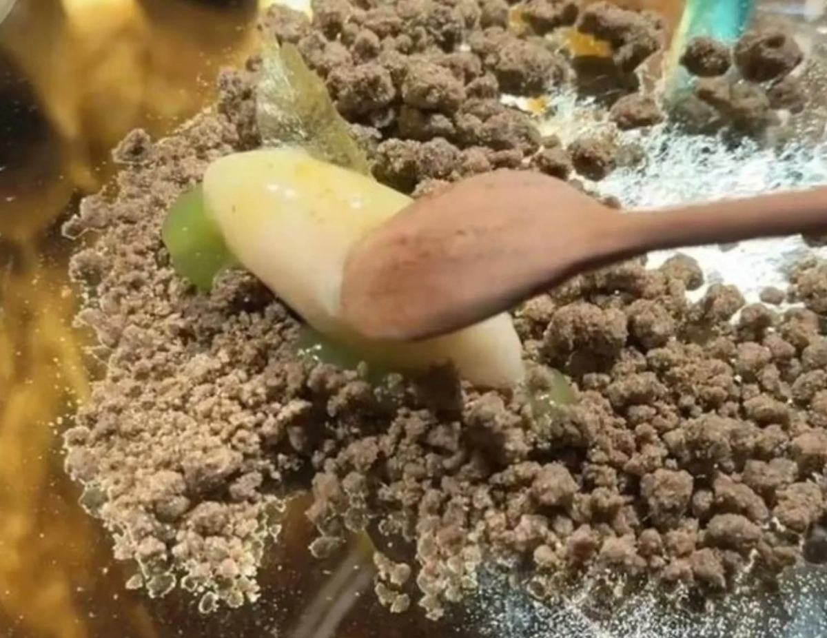 Блюдо из навоза. Обложка © Х / otkthoa