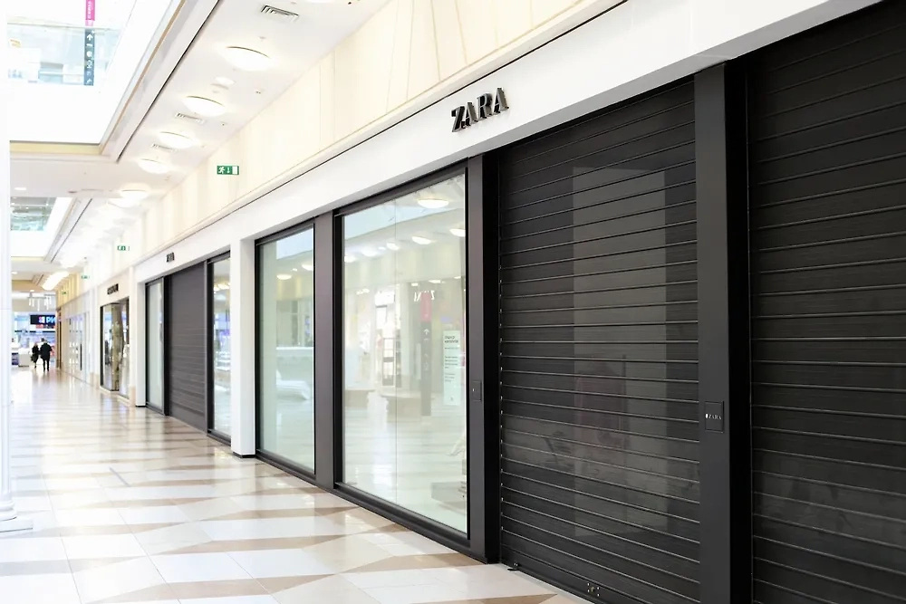Закрытый магазин ZARA в Петербурге. Обложка © Shutterstoc / FOTODOM / vittoria_vittoria