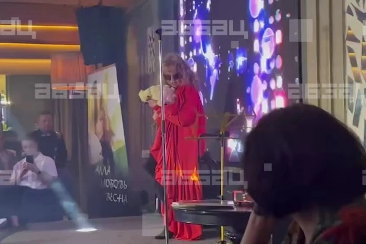 Алла Пугачёва с цветами. Фото © absatz.media