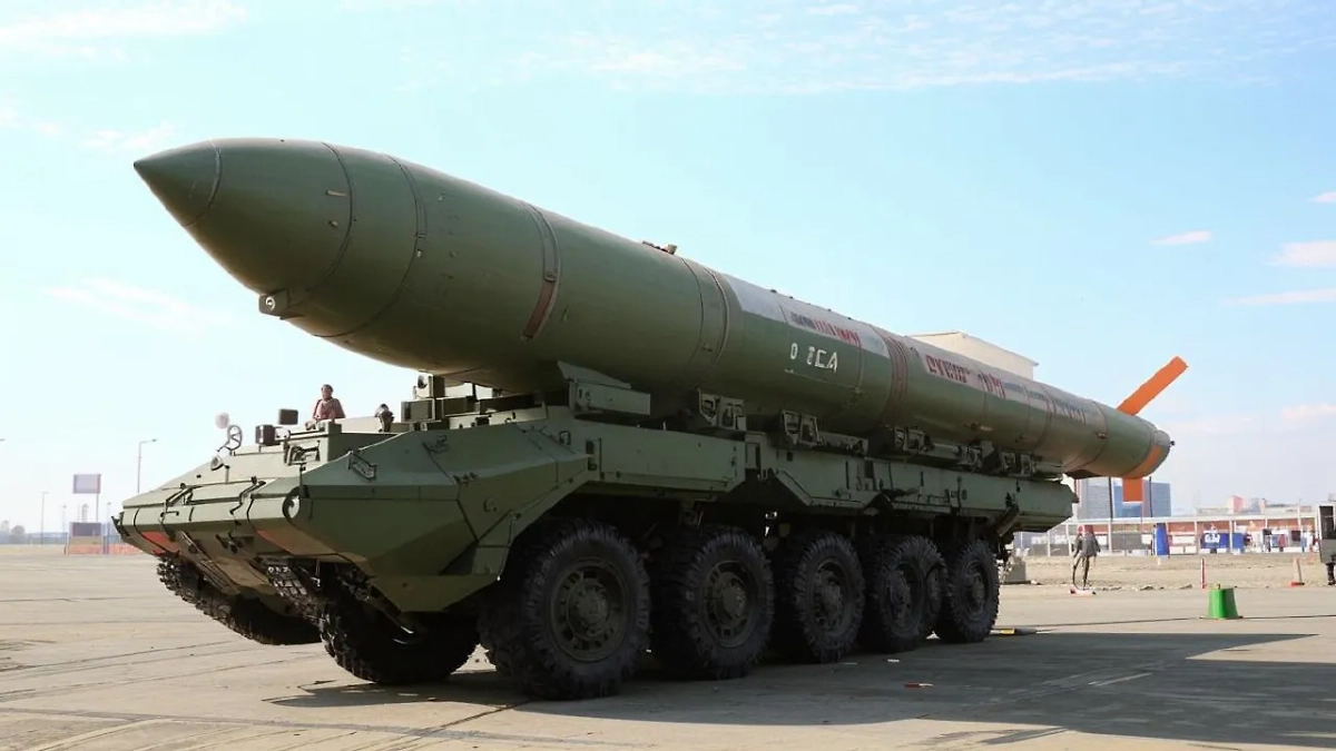 Экспериментальная боевая ракета (иллюстрация). Обложка © Kandinsky 3.1 / Life.ru