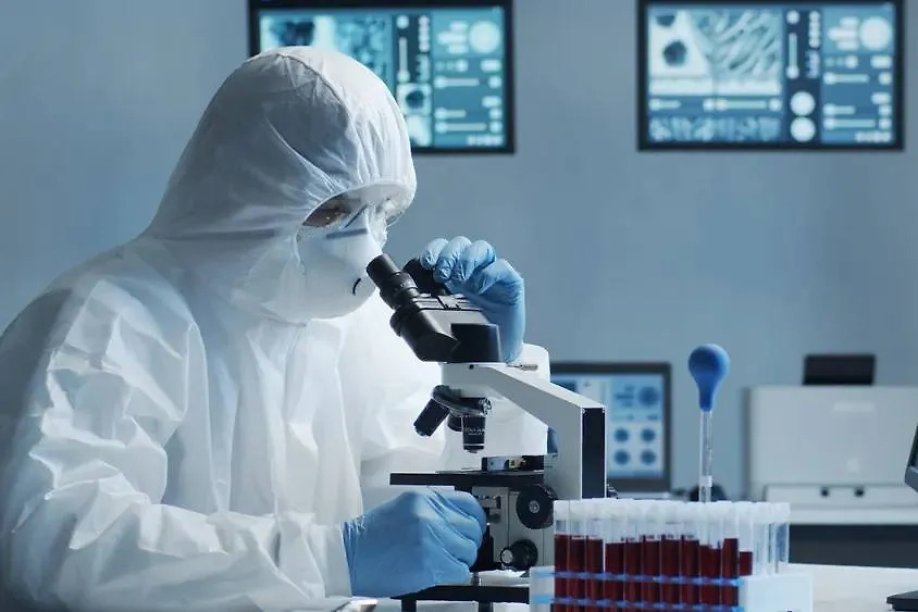 Лаборатория. Обложка © Shutterstock / FOTODOM / Max Acronym