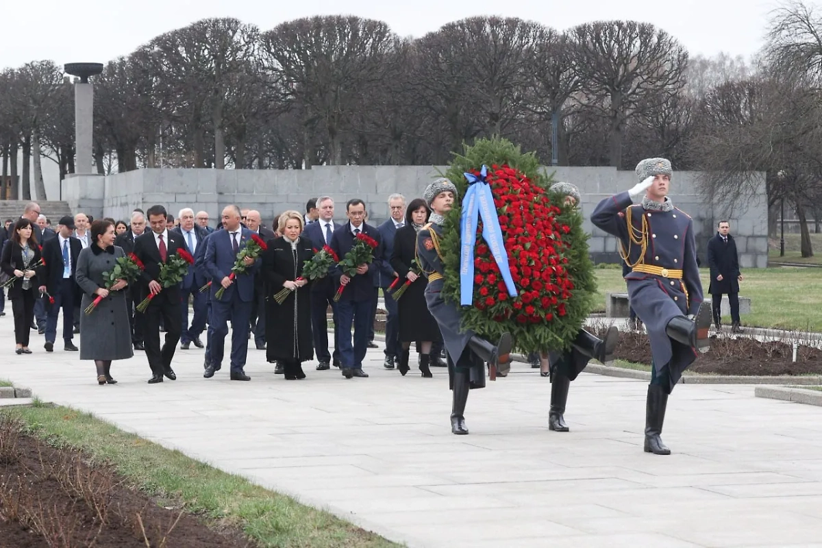 Возложение цветов стало частью церемонии в память о жертвах блокады Ленинграда. Обложка © Telegram / Совет Федерации