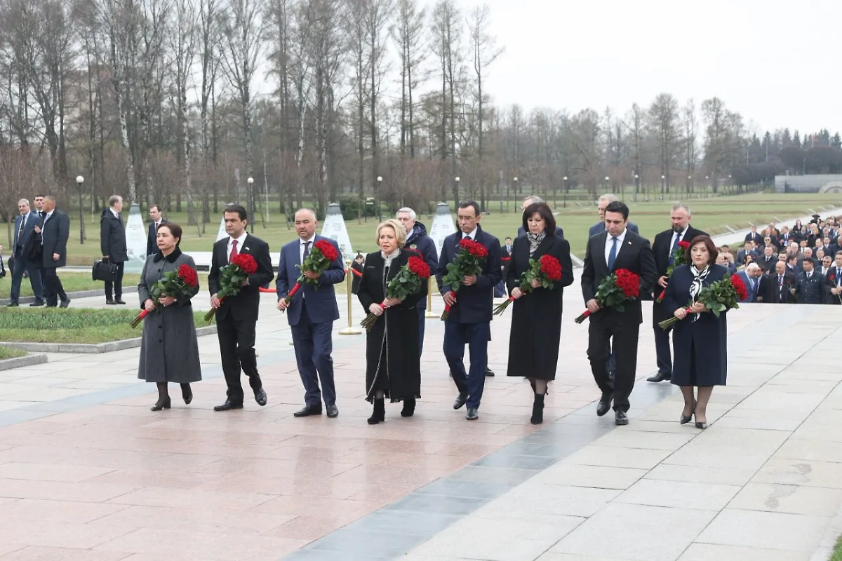 Возложение цветов стало частью церемонии в память о жертвах блокады Ленинграда. Фото © Telegram / Совет Федерации