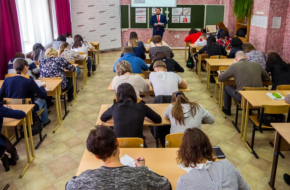 Школьники в классе. Обложка © Shutterstock / FOTODOM / VPales