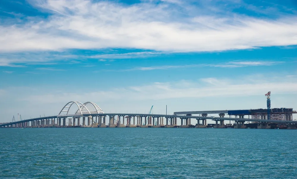 Крымский мост. Обложка © Shutterstock / FOTODOM / Natasha-Aleksandra