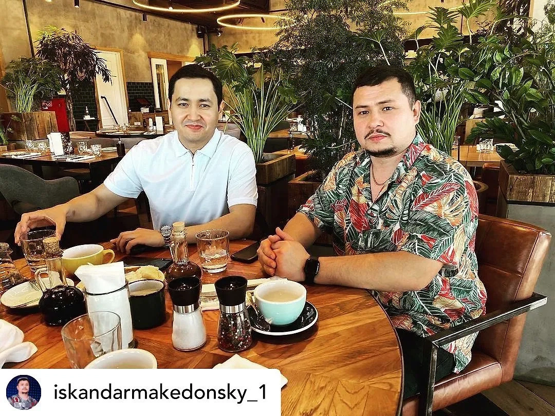 Жизнь в России Бахрома Исмаилова не обходится без приятных посиделок. Фото © Instagram (признан экстремистской организацией и запрещён на территории Российской Федерации) / iskandarmakedonsky_1