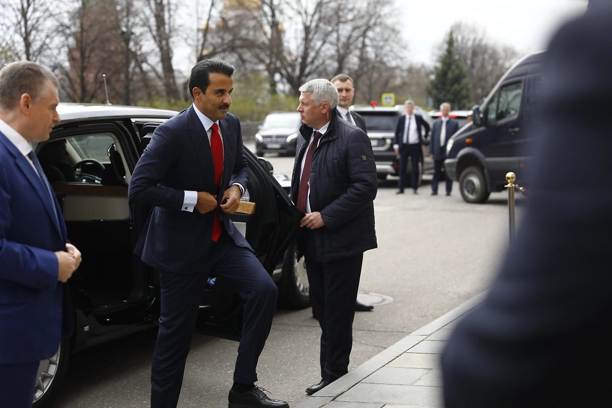 Эмир Катара прибыл на встречу с Путиным в деловом костюме. Обложка © Life.ru