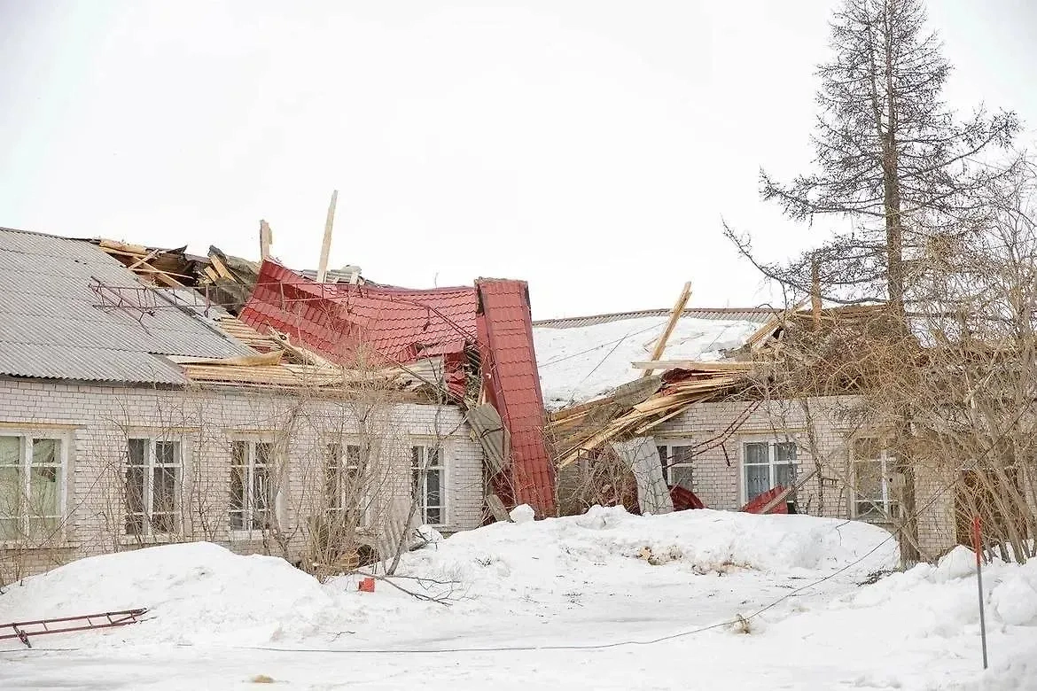 Здание пострадавшей от ветра школы в НАО. Фото © Telegram / Ирина Гехт 