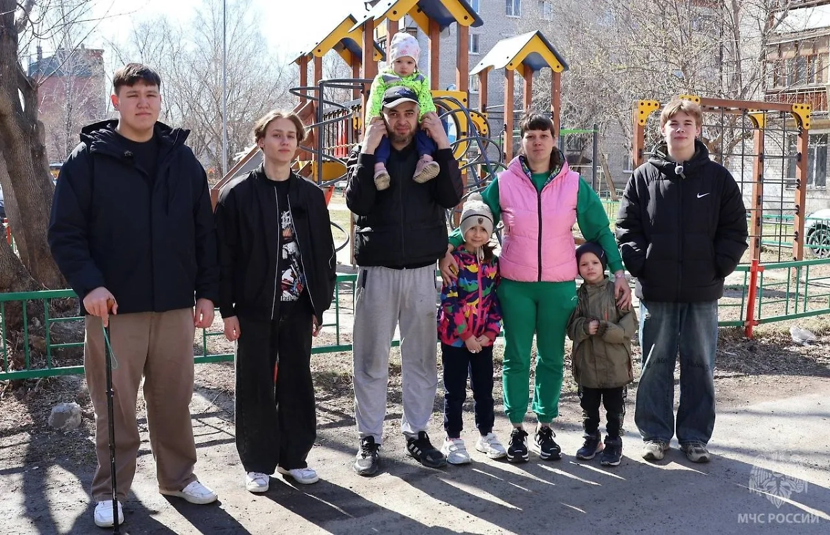 Подростки спасли многодетную семью. Обложка © VK / МЧС России